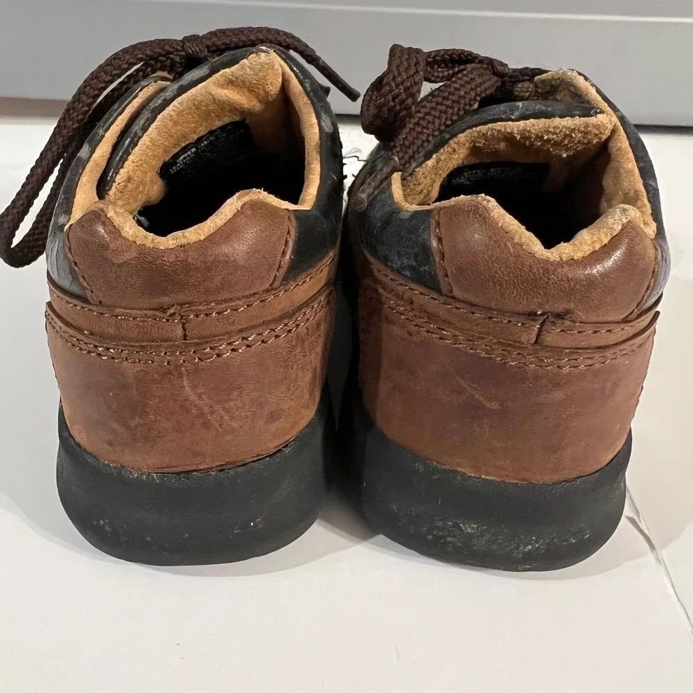 Toddler boy size 5.5 wide shoes (s-170)